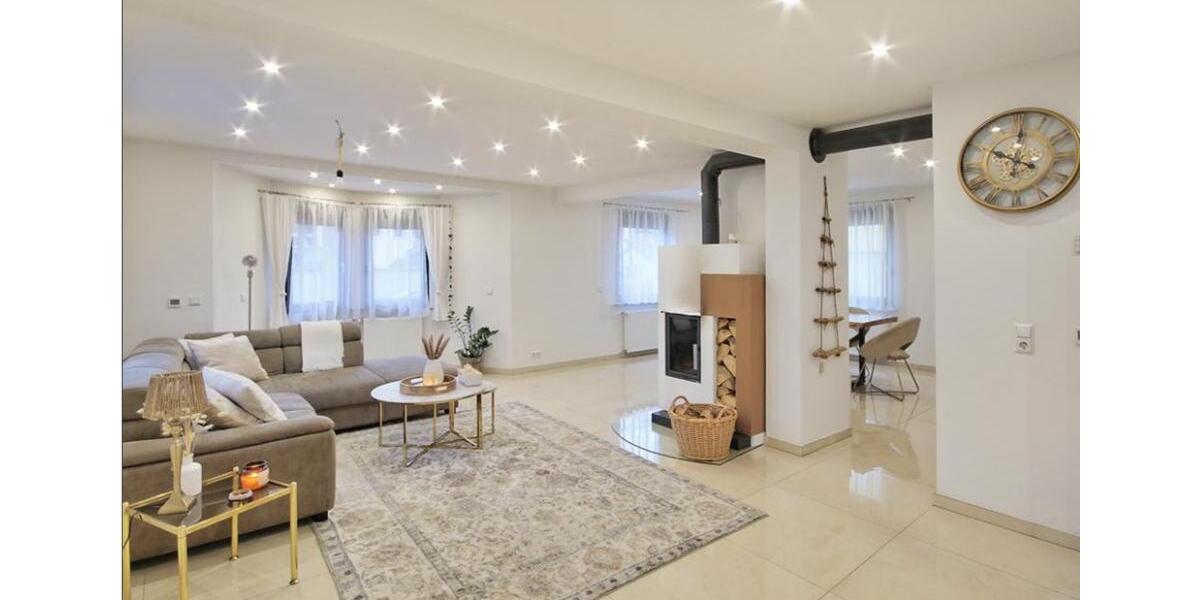 Stilvoll sanierte, vollmöblierte freistehende Stadtvilla+ Garten 8 zimmer