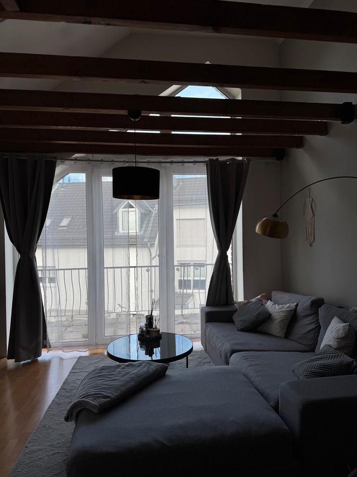 Lichtdurchflutete vollmöblierte DG Wohnung zur Untermiete