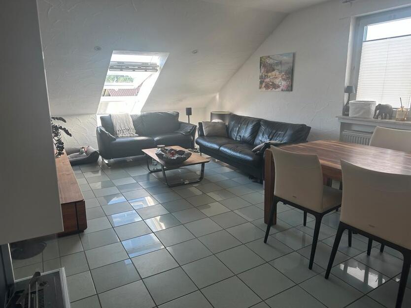 Großzügige Dachgeschoßwohnung in ruhiger Feldrandlage