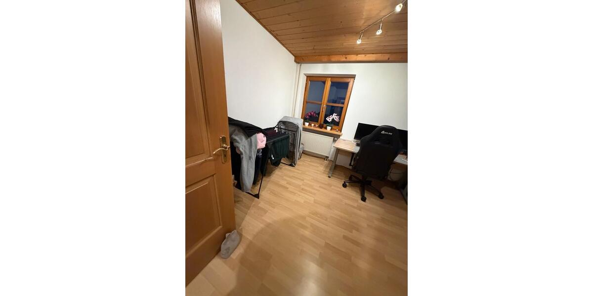 Dachgeschoßwohnung Perkam - 3 Zimmer, 98 m&sup2;, 660&euro; | Angebot:24867410