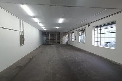 Lagerfläche mit Büroraum, WC und Rolltor – ideal für Gewerbe zimmer