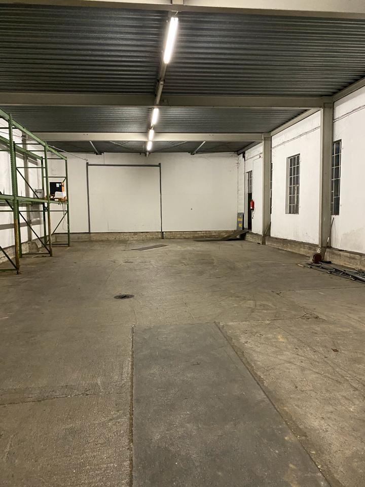250 m2 große Lagerhalle zimmer