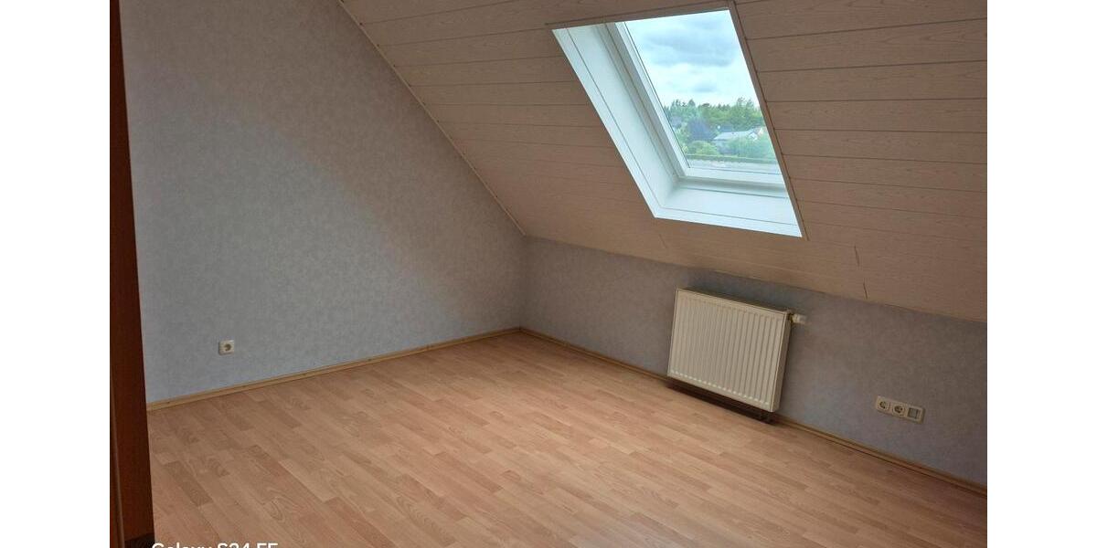 Dachgeschoßwohnung Ehringshausen - 4 Zimmer, 110 m&sup2;, 1.200&euro; | Angebot:24650386