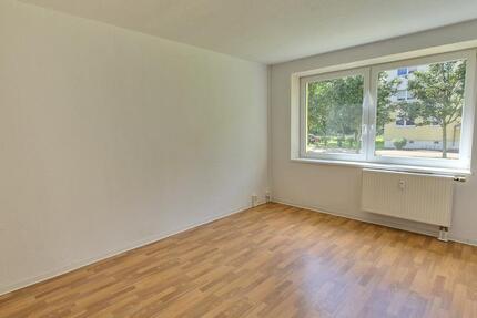 *Ab sofort! - 2-Zimmer-Erdgeschosswohnung mit Duschbad & 2 NKM sparen* zimmer