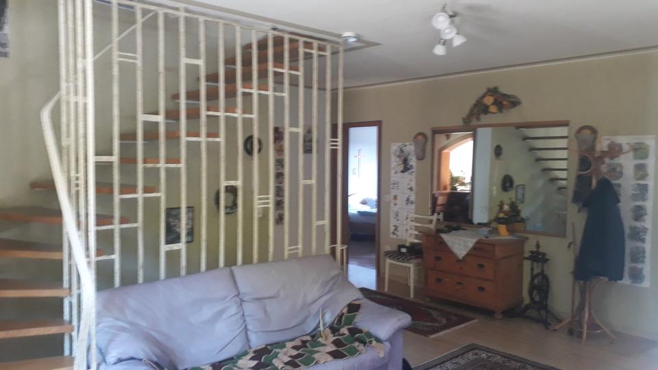 Dachgeschoßwohnung Polsingen - 8 Zimmer, 250 m&sup2;, 1.200&euro; | Angebot:25883171