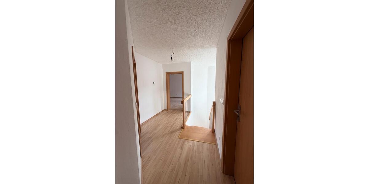 Etagenwohnung Gladenbach - 4 Zimmer, 135 m&sup2;, 1.300&euro; | Angebot:25784291