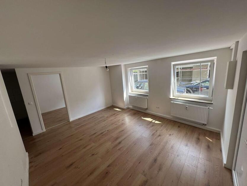 Moderne 2 Zimmer Wohnung mit neuwertiger Einbauküche & Esstisch