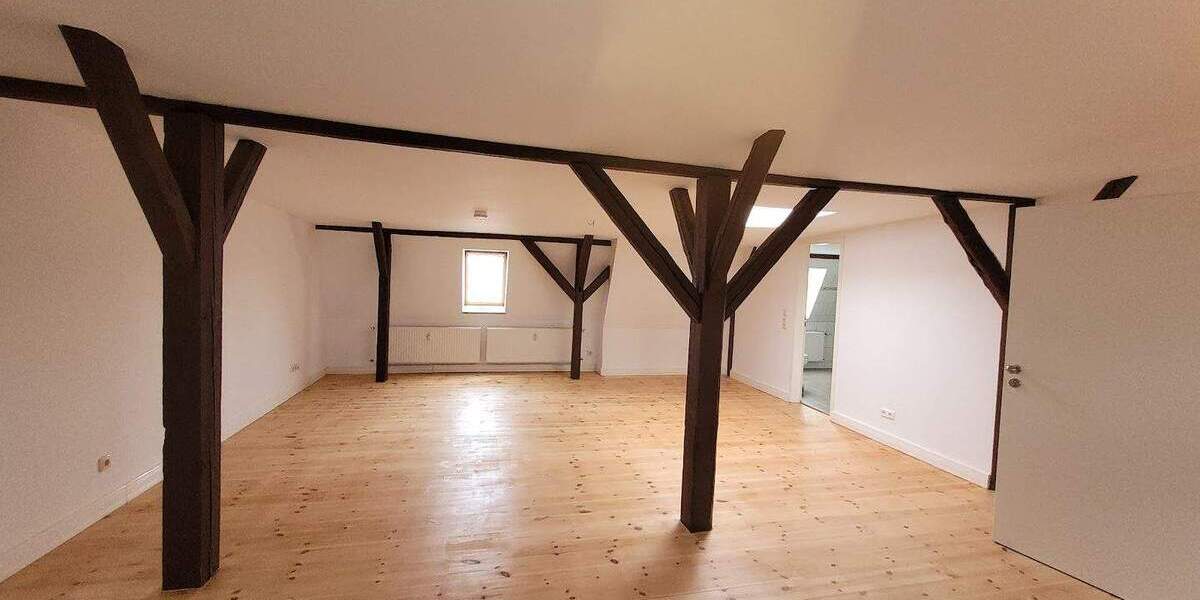 Frisch renovierte Wohnung im Dachgeschoss sucht neuen Mieter. 2 zimmer