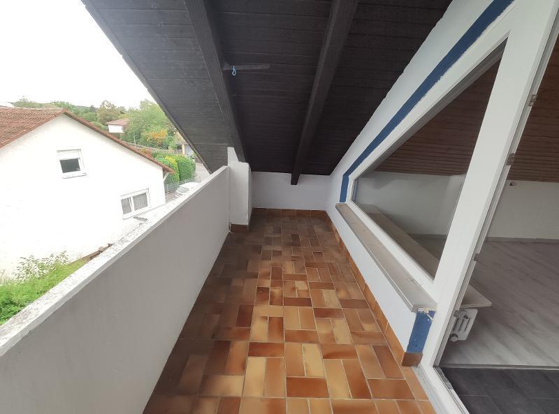 3- Zi. DG Wohnung mit 2 Balkonen und Garage