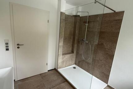 Erstbezug neu sanierte Erdgeschosswohnung + Garage + Garten(Zier) zimmer
