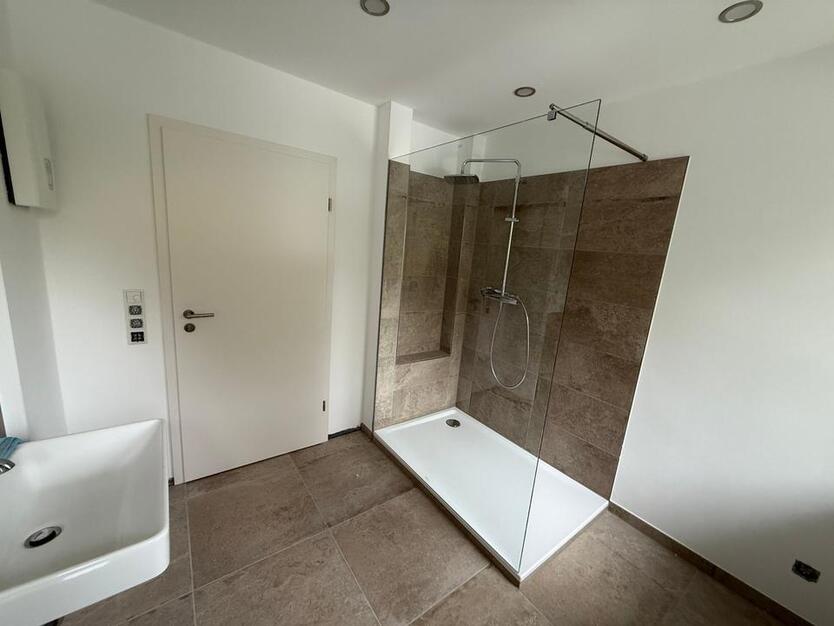 Erstbezug neu sanierte Erdgeschosswohnung + Garage + Garten(Zier) zimmer