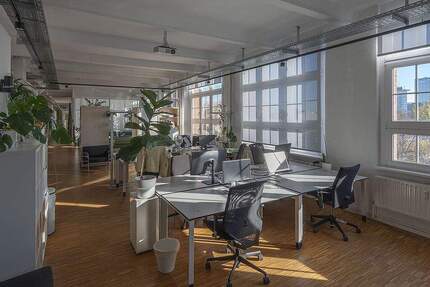 Helle Schreibtischplätze im Großraumbüro an der Spree, Kreuzberg zimmer