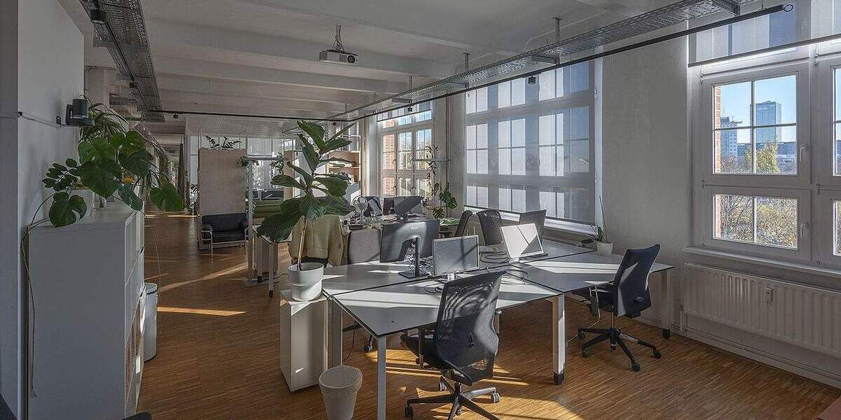 Helle Schreibtischplätze im Großraumbüro an der Spree, Kreuzberg zimmer