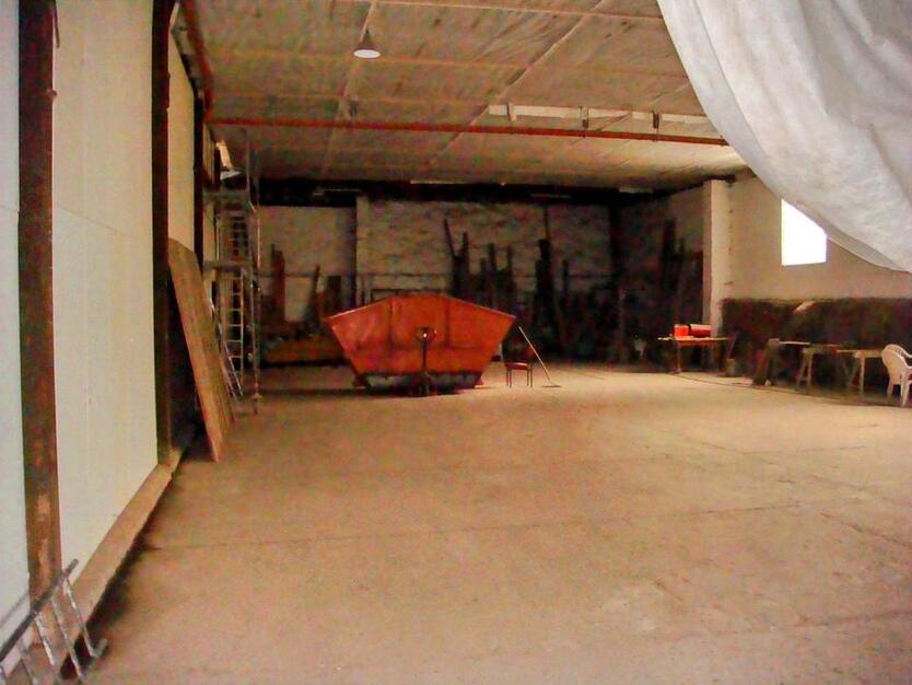 Lagerhalle mit Aussenanlage