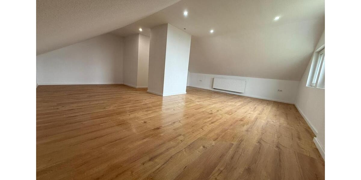 Dachgeschoßwohnung Lage - 2.5 Zimmer, 73 m&sup2;, 600&euro; | Angebot:25171871