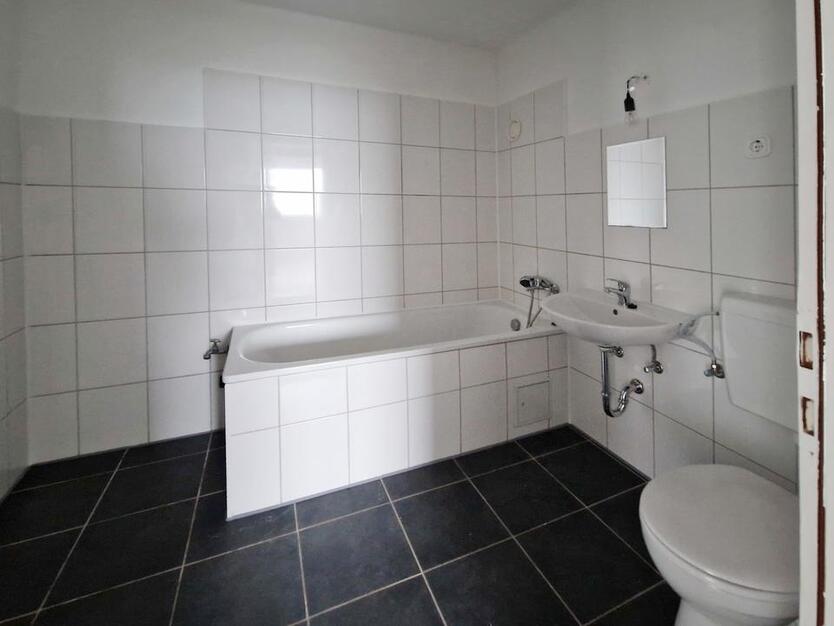 Große und frisch renovierte 3-Zimmer-Wohnung mit Balkon und zwei Bädern zimmer