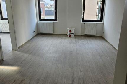 3 Zimmer Wohnung, 90 m², kernsaniert, mit großer Terrasse in Rhei 3 zimmer