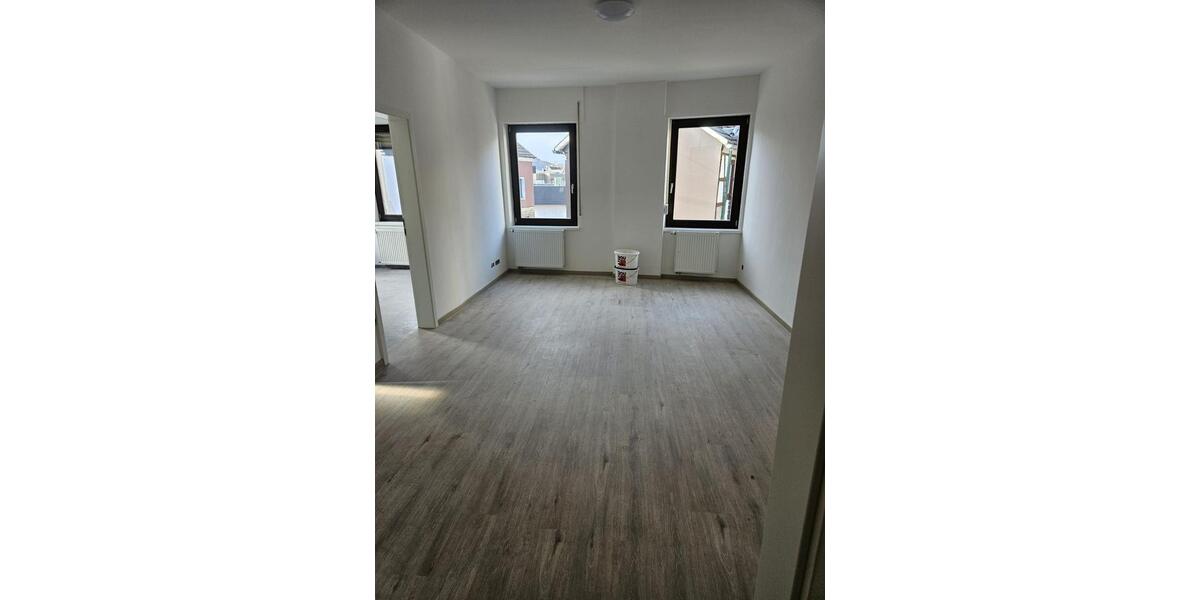 3 Zimmer Wohnung, 90 m², kernsaniert, mit großer Terrasse in Rhei 3 zimmer
