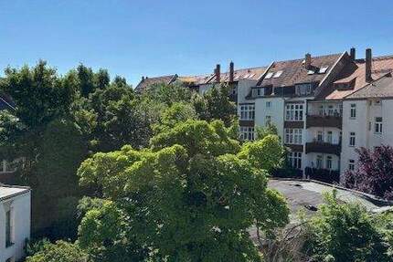 Geräumige, helle 2-Zimmer-DG-Wohnung mit EBK und Balkon in ruhiger, grüner Lage in Gohlis