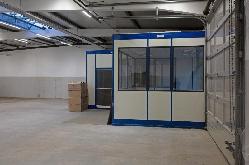 Gewerbehalle mit Büroeinheiten und Lagerfläche zimmer