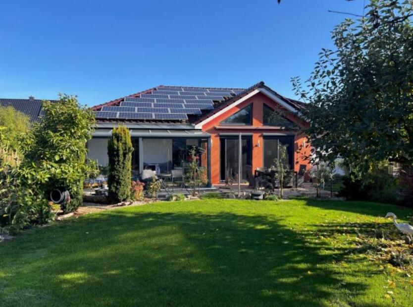 Moderner Bungalow mit Carport und Glasterrasse