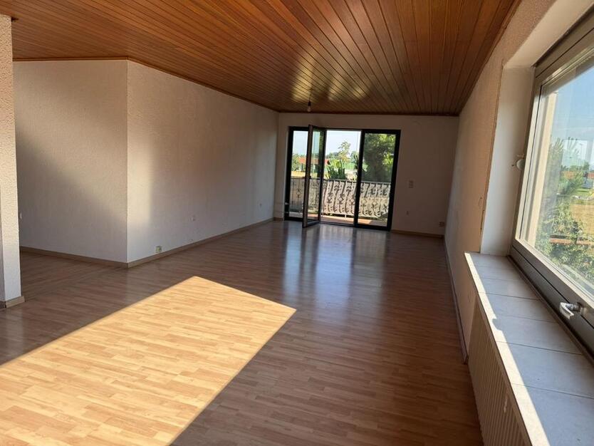 Freisbach, Schlittweg 23, 3 ZKB, Balkon ca. 95m², zvm