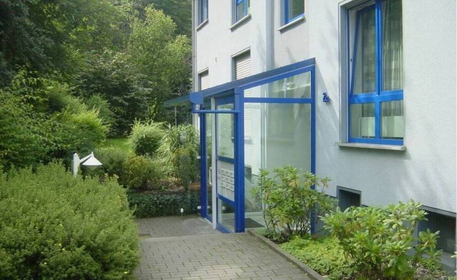 *** Renovierte 2- Zimmer-Wohnung im 1. OG *** viel Tageslicht, Sonnenbalkon und Garage ***