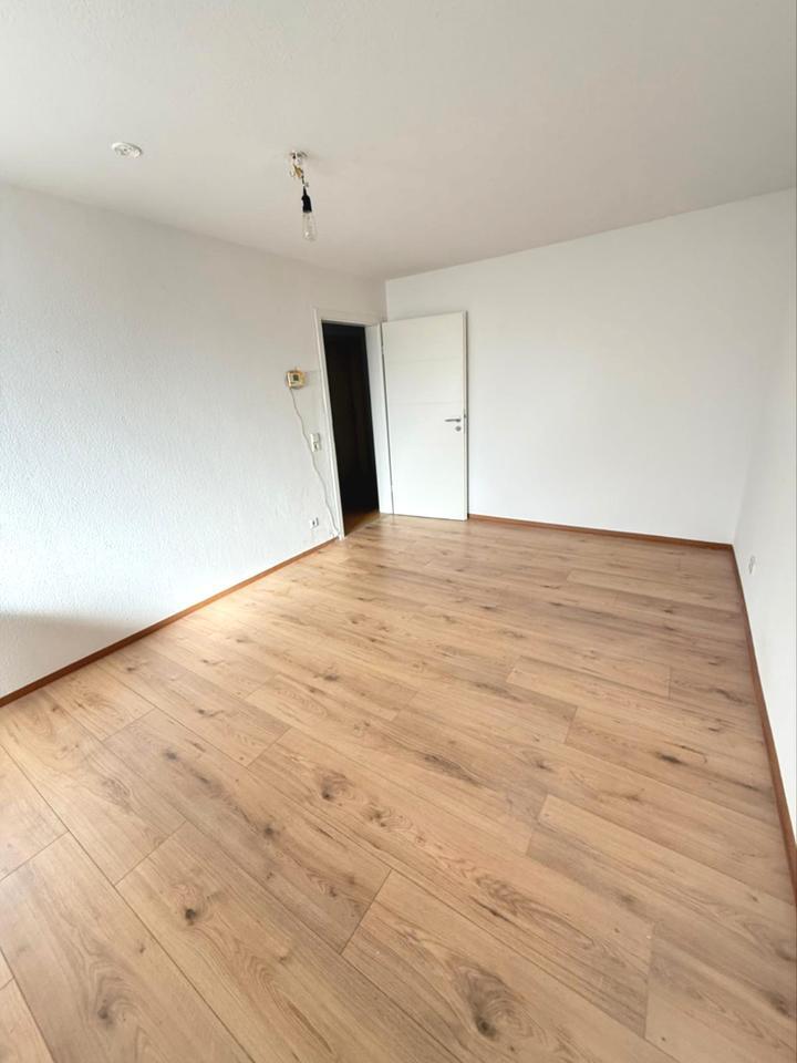 helles freundliches neu renoviertes WG-Zimmer in männlicher Wohngemeinschaft zimmer