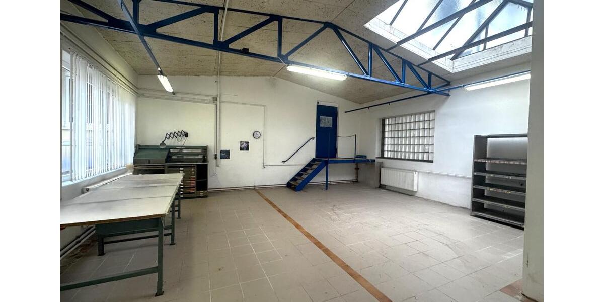Zentrale Gewerbeeinheit mit hoher Halle, Werkstatt & Büro – in de zimmer