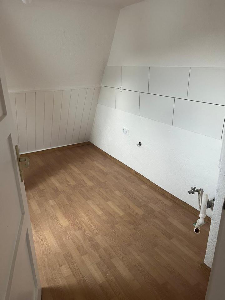Charmante 3-Zimmer-Dachgeschosswohnung in zentraler Lage zimmer