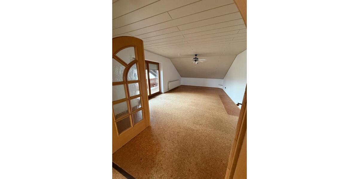 Dachgeschoßwohnung Wenzenbach - 3 Zimmer, 131 m&sup2;, 950&euro; | Angebot:25592241