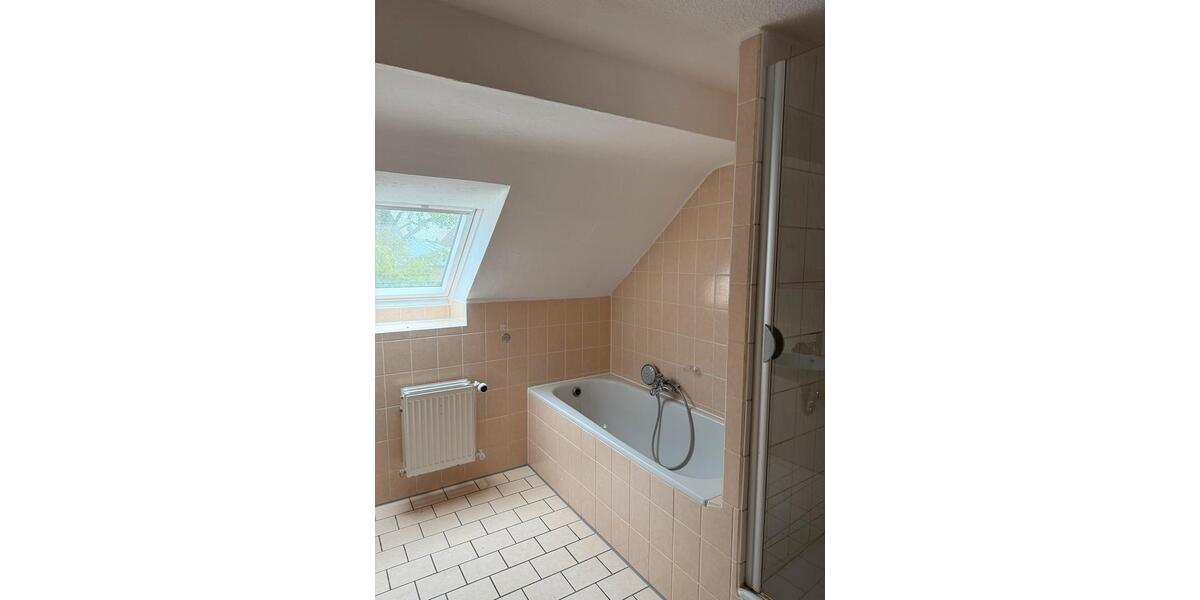 Dachgeschoßwohnung Lindhorst - 3.5 Zimmer, 102 m&sup2;, 850&euro; | Angebot:26582753