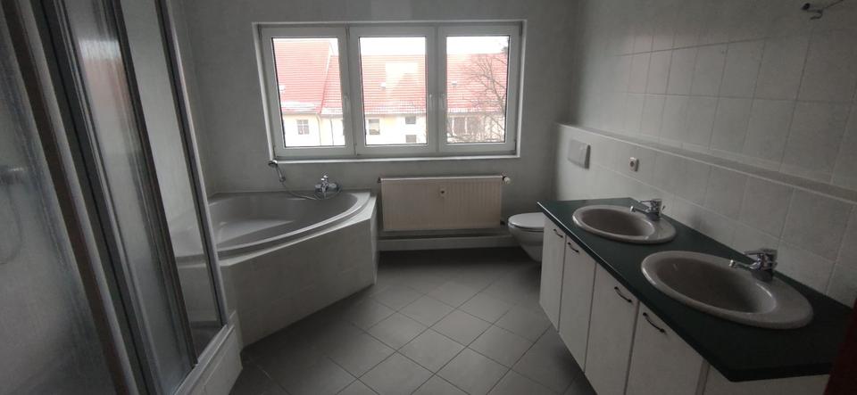 Dachgeschoßwohnung Cottbus - 3 Zimmer, 103 m&sup2;, 1.100&euro; | Angebot:24864999
