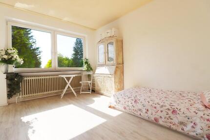 Großes möbiliertes Zimmer mit eigene Balkon in WG-HAUS mit Garten 1 zimmer