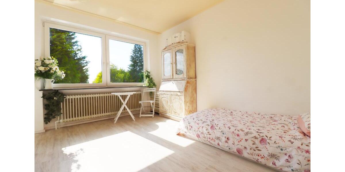 Großes möbiliertes Zimmer mit eigene Balkon in WG-HAUS mit Garten 1 zimmer