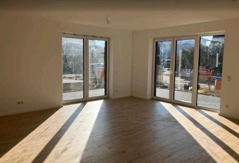 2 Zimmer Wohnung, EG, 79qm, inkl. Küche und Stellplatz, Erstbezug