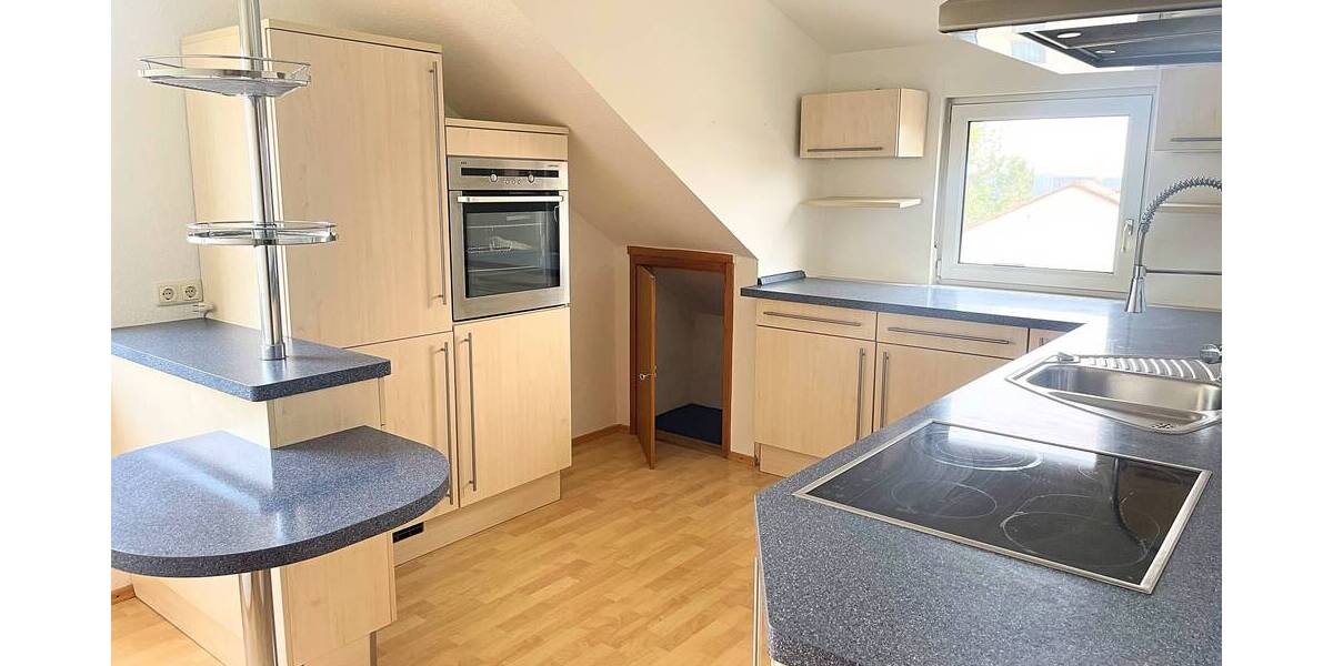 Helle 4-Zimmer-Wohnung im DG mit Balkon, EBK und Kellerraum 4 zimmer