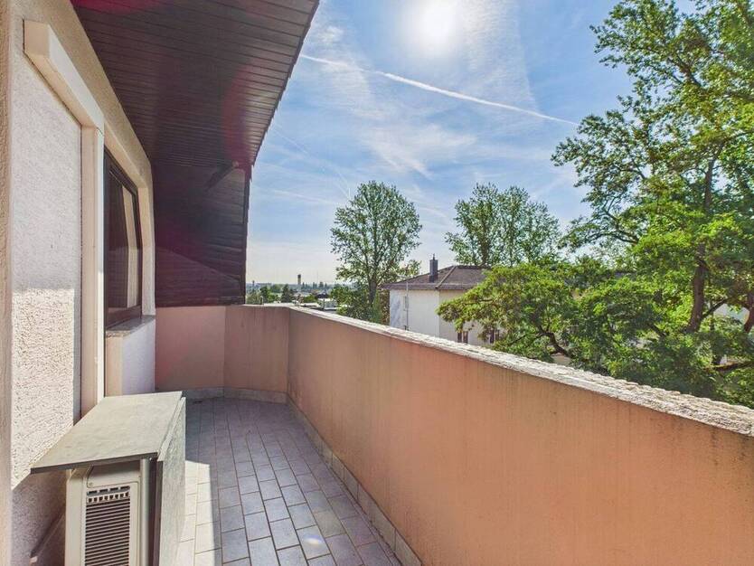 Lichtdurchflutete 3-Zimmer-Dachgeschoßwohnung mit Südbalkon, Einbauküche & ruhigem SchlafZimmer