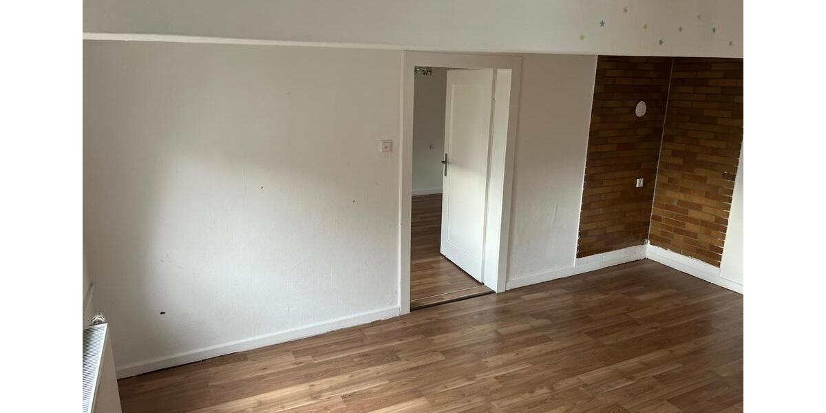 4 Zimmer Wohnung mit Balkon eines Zweifamilienhauses 4 zimmer