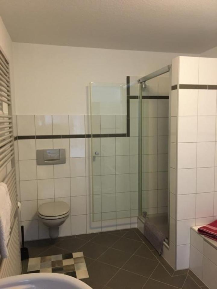 Schicke Wohnung gemütlich möbliert Balkon Stellplatz WLAN
