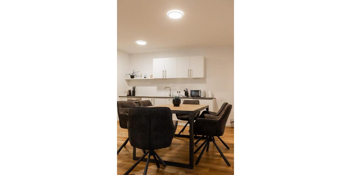 Natürlich sanierte und möblierte Altbauwohnungen zimmer