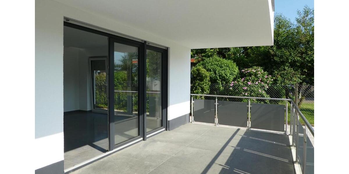 AUMÜLLER-Immobilien - Moderne energiesparsame 4-Zi-EG-Wohnung mit überdachtem Balkon und Carport 4 zimmer