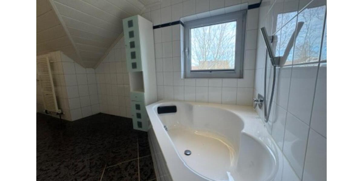 Dachgeschoßwohnung Delbrück - 5 Zimmer, 160 m&sup2;, 1.400&euro; | Angebot:24751079