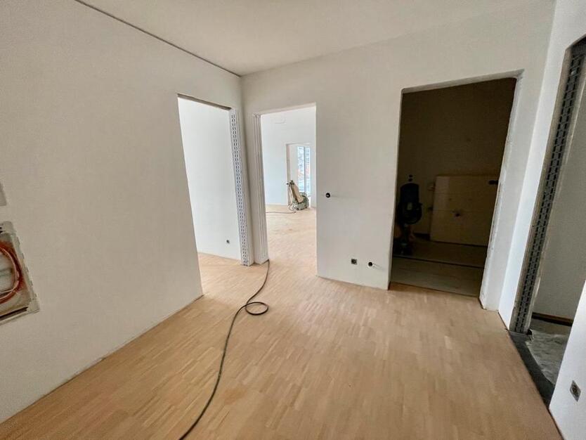 Helle Wohnung BJ 202223 mit Westbalkon, TG-Stellplatz und Stellplatz im Freien!