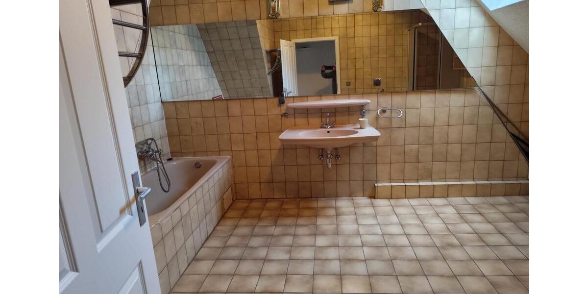 Dachgeschoßwohnung Saarbrücken - 3 Zimmer, 90 m&sup2;, 850&euro; | Angebot:24745389