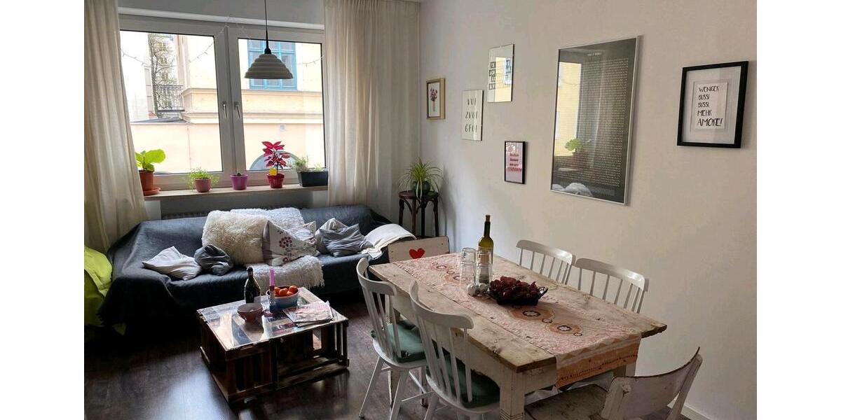 Mitbewohnerin für 2 schöne Zimmer in herzlicher WG in Schwabing 4 zimmer