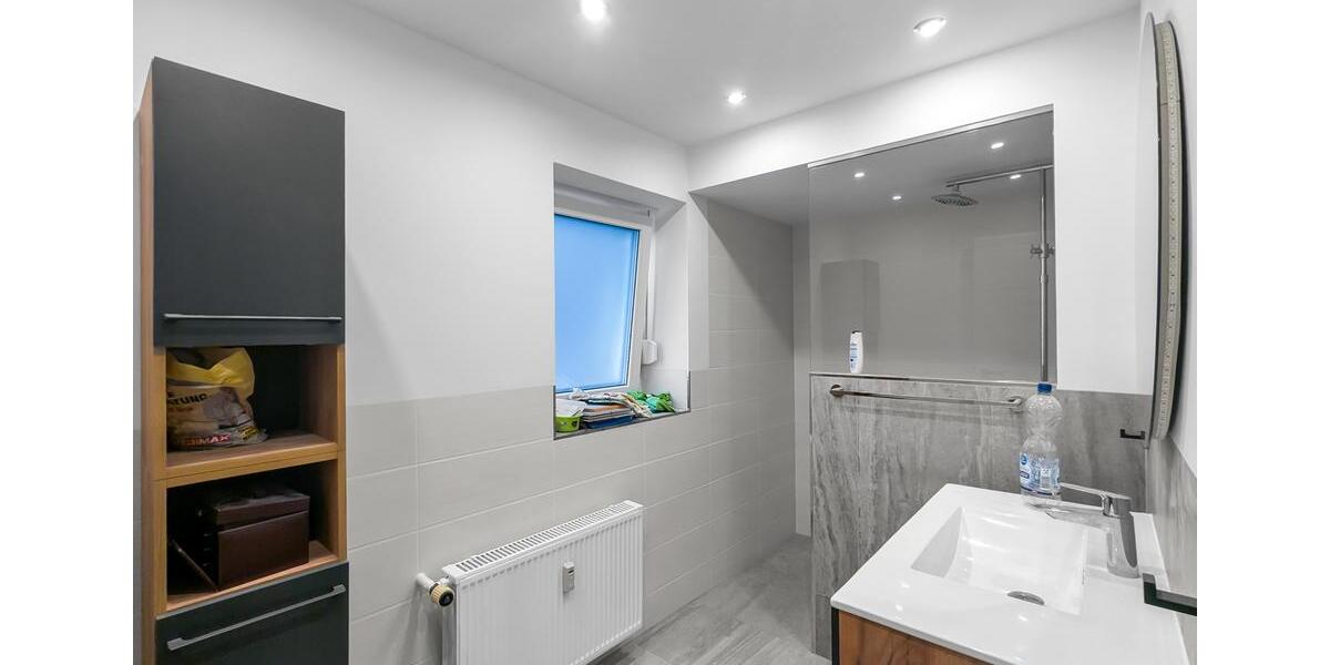 Erstbezug nach Sanierung – Großzügige Erdgeschosswohnung mit 6 Zimmern & Garage 6 zimmer