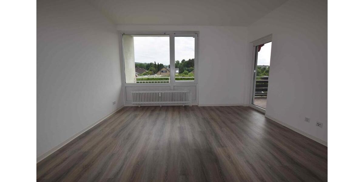 ! Zum Einzug bereit! Renovierte 3-Raumwohnung mit Wanne und Balkon ! 3 zimmer