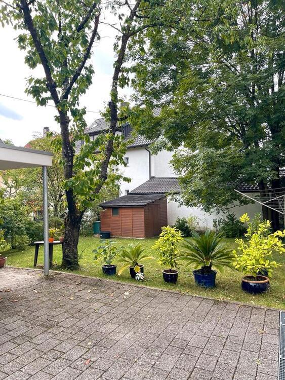 Renovierte 2-Zimmer TerassenWohnung in Stuttgart mit Carport