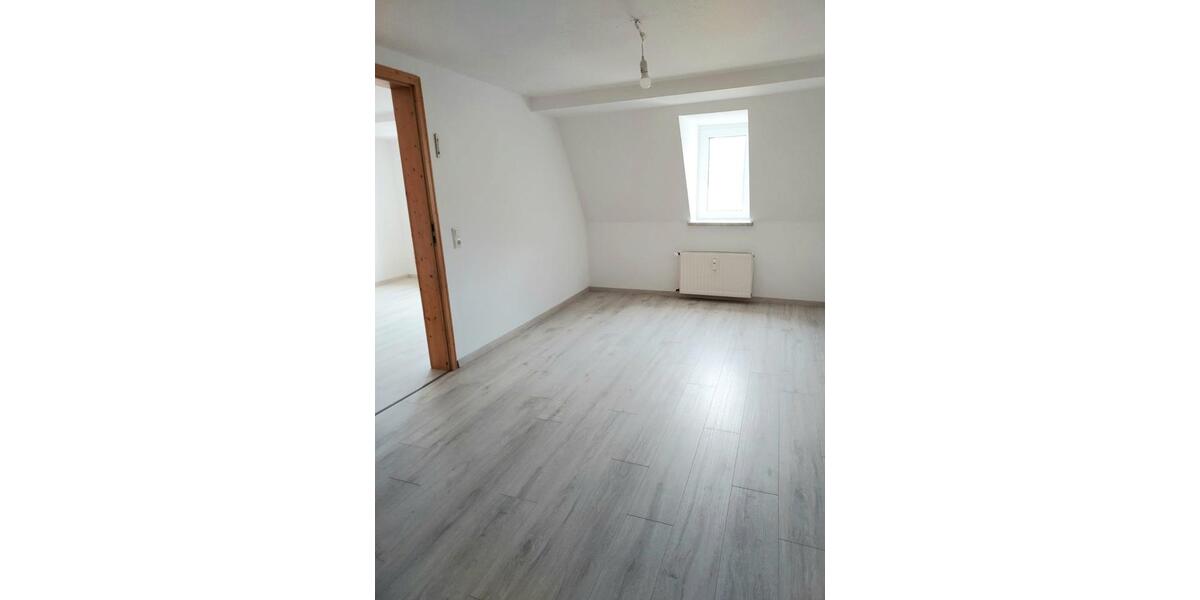 Dachgeschoßwohnung Meerane - 3 Zimmer, 67 m&sup2;, 385&euro; | Angebot:26020688